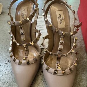 Valentino Rockstud pumps